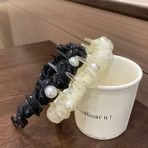 Dettaglio di cerchietti di lusso in tulle con perle e denti antiscivolo