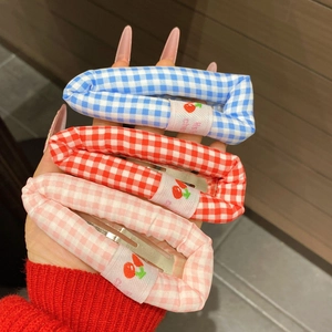 Trois barrettes à cheveux à carreaux avec broderie cerise en couleurs bleu, rouge et rose