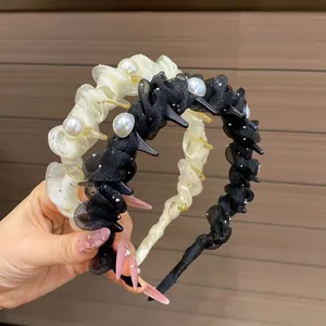 Dettaglio del set di cerchietti in tulle con perle e denti interni antiscivolo