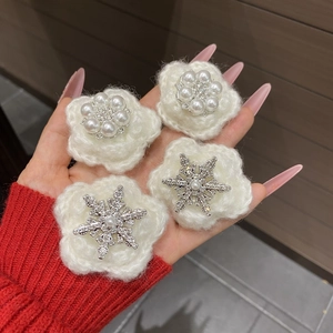 Women Sweet Handmade Crochet Flower Hair Clip Winter Snowflake Rhinestone Artificial Pearl Duckbill Clip Christmas Daily Hair Accessory