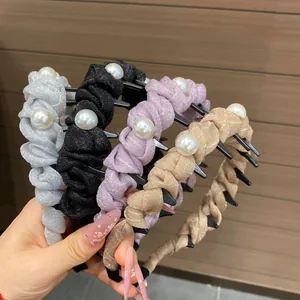 Detail of pearl headbands with anti-slip inner teeth in four glittery colors