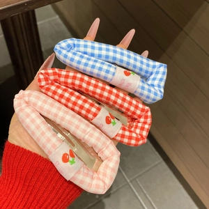 Lot de trois barrettes BB à carreaux vichy rouge, bleu et rose avec broderie cerise
