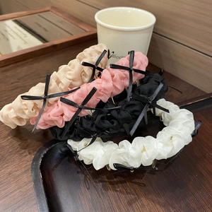 Lot de quatre pinces à cheveux en organza beige, rose, noir et blanc avec nœuds noirs