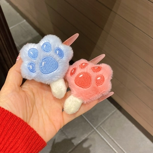 Detailansicht der flauschigen Katzenpfoten-Haarspangen in Rosa und Blau mit weichem Plüsch