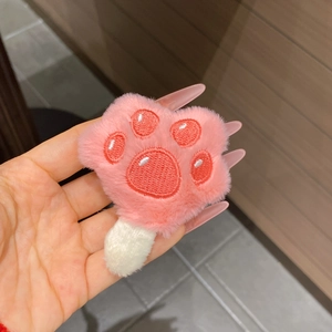 Detailaufnahme der süßen rosa Plüsch-Katzenpfote-Haarspange mit weicher Textur