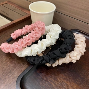 Detailansicht von plissierten Haarreifen aus Chiffon in Rosa, Weiß, Schwarz und Champagner
