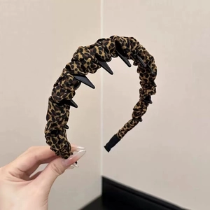Detail of leopard print fabric headband featuring inner anti-slip teeth and pleated texture