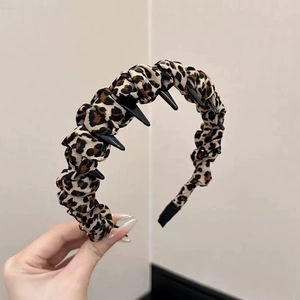 Detail view of leopard print headband showing internal black teeth for hair fixation