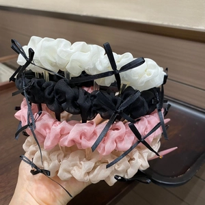 Détails de serre-têtes en tissu ondulé avec nœuds noirs en blanc, noir, rose et beige