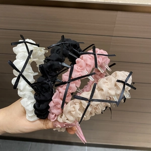 Lot de quatre serre-têtes plissés avec nœuds en noir, blanc, rose et couleur beige
