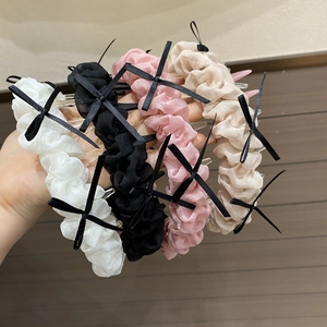 Détail de serre-têtes plissés en organza avec nœuds noirs en blanc noir rose et beige