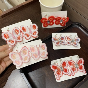 Barrettes chinoises rouges avec broderie papillon et pompons en perles pour petites filles