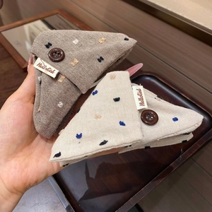 Pochettes triangulaires en tissu avec broderie à pois et étiquette tissée Hello Girl
