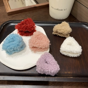 Dettagli di sei mollette per capelli a triangolo in peluche in vari colori vivaci
