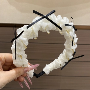 Serre-tête en tissu plissé blanc avec nœuds noirs et dents de peigne antidérapantes