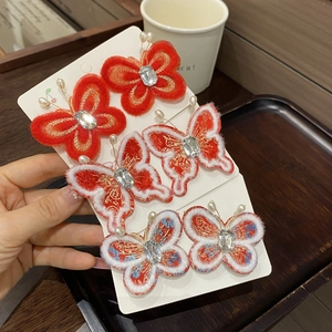 Détails de pinces à cheveux traditionnelles chinoises rouges avec broderie et pompons