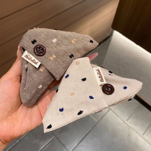 Détail de pinces à cheveux triangulaires en lin et coton avec boutons rétro et broderie