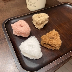 Dettaglio di fermagli per capelli a orecchie di gatto in peluche rosa beige e bianco