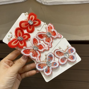 Détails des pinces à cheveux papillon brodées rouges avec cristaux et perles nacrées