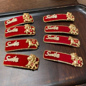 Set aus 8 roten Samt-Haarspangen mit Strasssteinen und goldenem chinesischem Tierkreis-Pferd