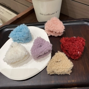 Set di sei mollette per capelli a triangolo in morbido peluche effetto lana di agnello