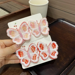 Détails de broderie de pinces à cheveux papillon chinois avec fil doré sur carte support
