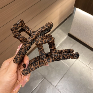 Französischer Vintage Leopardenmuster Plüsch Haarklammer Große Haifisch-Clip Elegante Plüschstoff Haarschmuck Für Damen Tägliches Styling