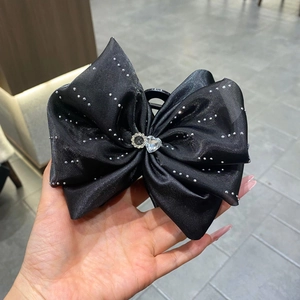 Détail de la pince à cheveux ruban noir 13cm avec strass brillants et cristal en cœur