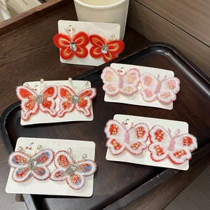 Vue détaillée des barrettes papillon brodées avec perles et strass brillants