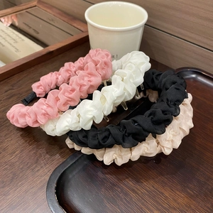 Elegantes Set aus gewellten Scrunchie-Haarbändern in vier Farben mit rutschfesten Zähnen