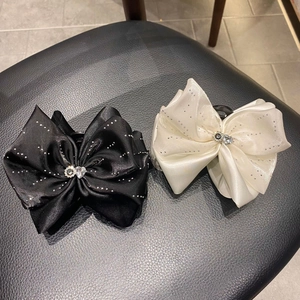 Détails des pinces à cheveux luxe en satin noir et beige ornées de strass brillants
