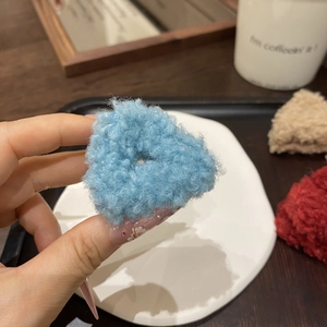 Dettaglio del fermaglio per capelli a orecchie di gatto in morbido peluche blu chiaro