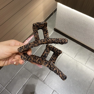 Große Haarklammer mit Leopardenmuster aus Pelzimitat und luxuriösem geometrischem Design