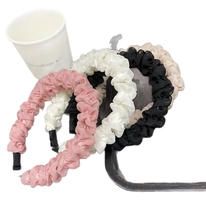 Elegantes Set aus gewellten Falten-Haarbändern in Rosa Weiß Schwarz und Beige
