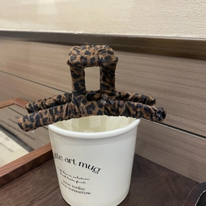 Eleganter Haarklammer mit Leopardenmuster aus weichem Plüsch und robustem Kunststoff