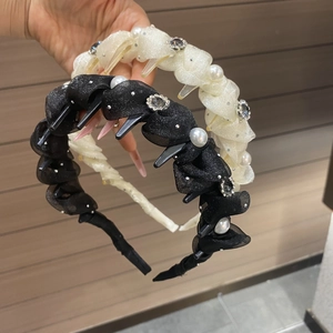 Close-up of non-slip headband teeth with elegant pearls and crystal flower details