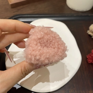 Dettaglio di un fermaglio per capelli rosa in peluche con soffice finta pelliccia
