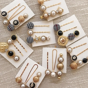 Set de barrettes vintage avec perles, strass et motif pied-de-poule sur carte cadeau