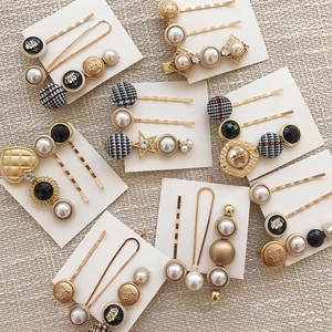Détail de barrettes rétro avec perles, alliage doré et tissu au motif de pied-de-poule