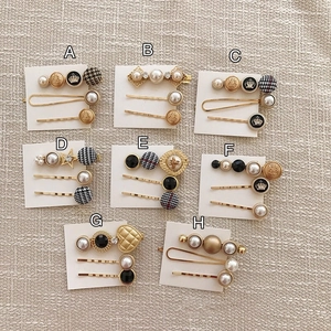 Set de barrettes rétro avec perles et motifs de couronne sur fond texturé élégant