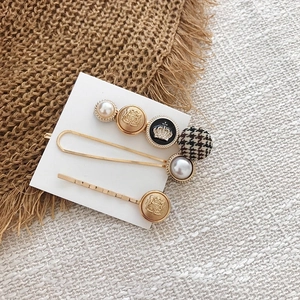 Vue détaillée du lot de trois barrettes vintage avec perles et motifs pied-de-poule