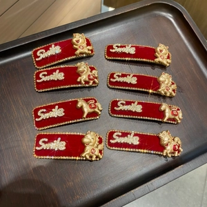 Rote Samt-Haarspangen zum Jahr des Pferdes mit goldenen Straßsteinen und Glückszeichen