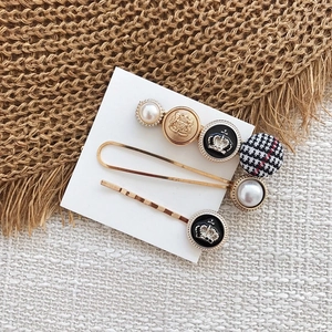 Set de trois barrettes rétro avec perles, couronne dorée et tissu à motif pied-de-poule