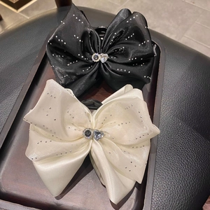 Pinces à cheveux élégantes avec nœuds en satin, strass brillants et cristal en cœur