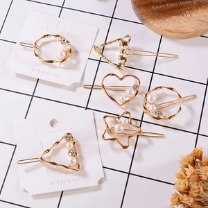 Coffret de barrettes dorées avec perles et strass aux formes géométriques élégantes