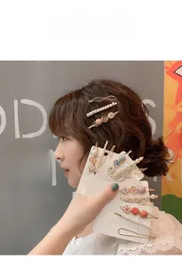 Dettaglio di un set di fermagli per capelli con perle e resina per un'acconciatura elegante