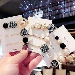 Set de 3 barrettes à cheveux chic avec boutons perlés et motif pied-de-poule sur carte