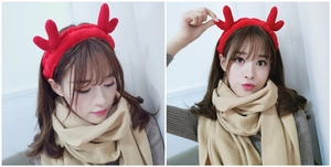 Détail du bandeau en peluche rouge avec bois de renne pour le visage et les fêtes