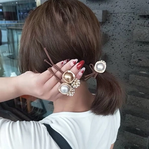 Détail d'un élastique à cheveux léopard avec cordon élastique et breloque métallique