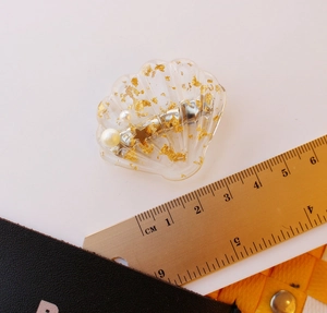 Détail de la pince à cheveux coquillage avec feuille d'or, perles et étoile, 4,2 cm